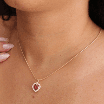 Colar Coração Cravejado com Zircônia Vermelho Banhado A Ouro 18K