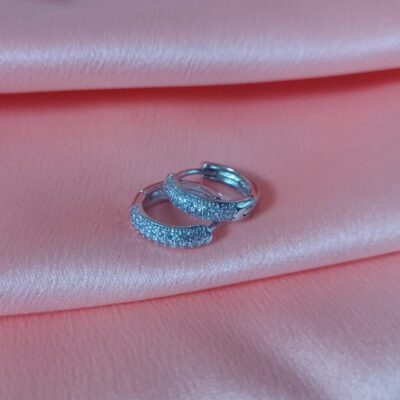 Brinco Click Argola Cravejada Pequena Banhado a Ródio Branco
