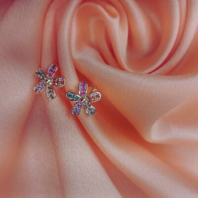 Brinco Flor Cravejado Colorido Banhado A Ródio Branco