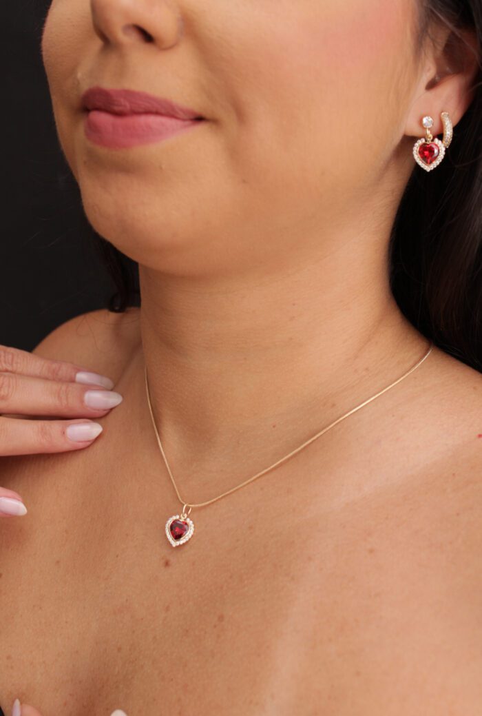 Conjunto Colar e Brinco Coração Zircônia Vermelha – Banhado a Ouro 18K