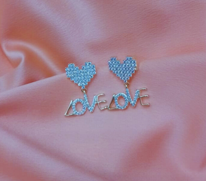 Brinco Coração Love Cravejado Banhado a Ouro 18K