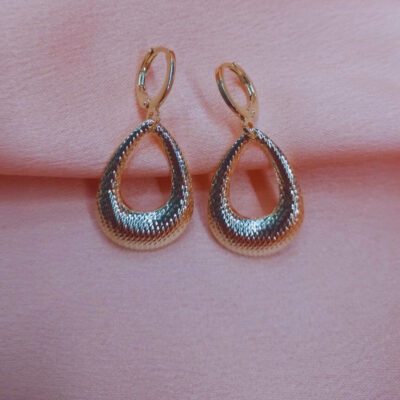 Brinco Click Gota Vazada Banhado a Ouro 18K