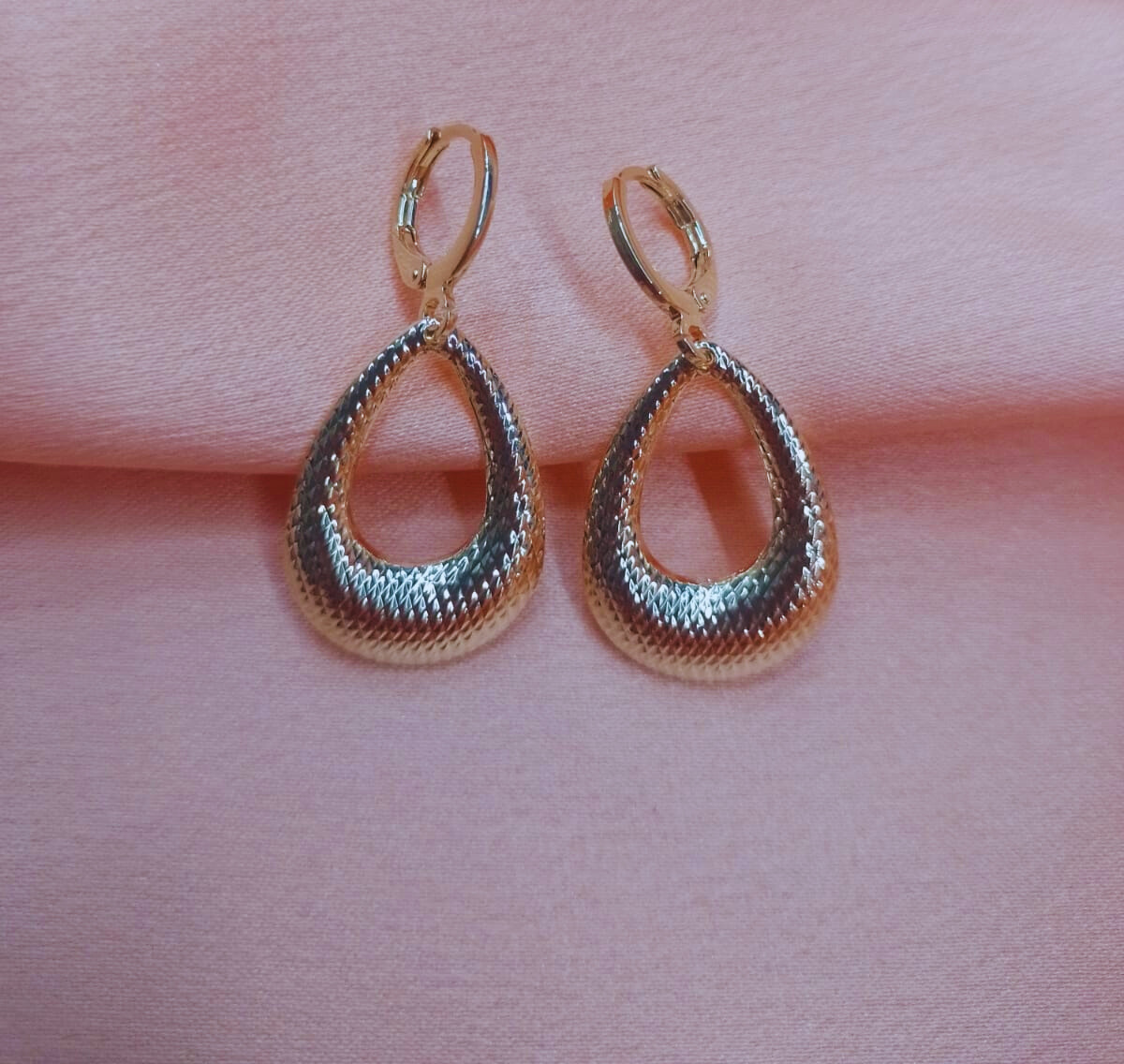 Brinco Click Gota Vazada Banhado a Ouro 18K