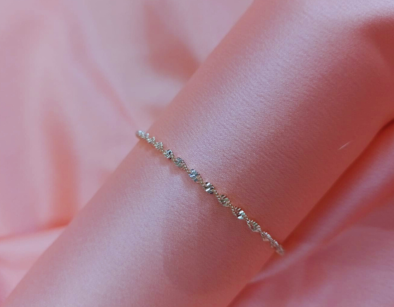 Pulseira Fina Luxo Banhada a Ouro 18K