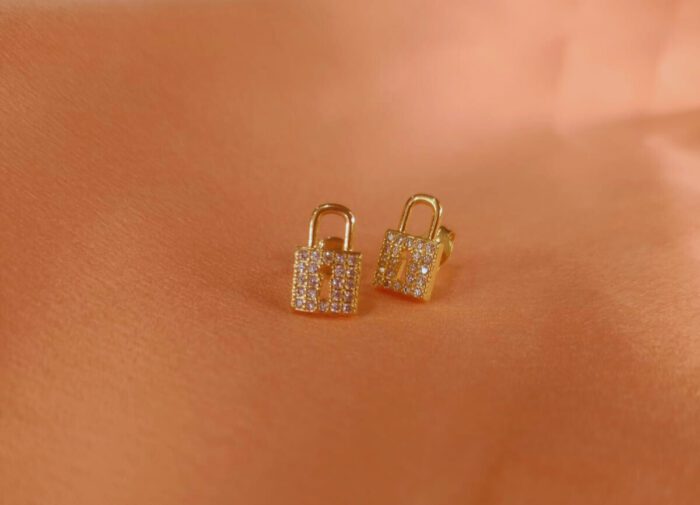 Brinco Cadeado Cravejado Banhado A Ouro 18K