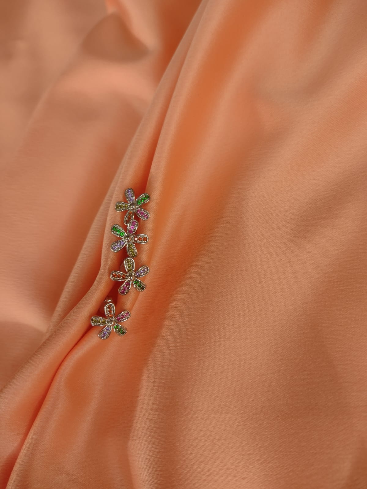 Brinco Flor Cravejado Colorido Banhado A Ouro 18K - Imagem 3