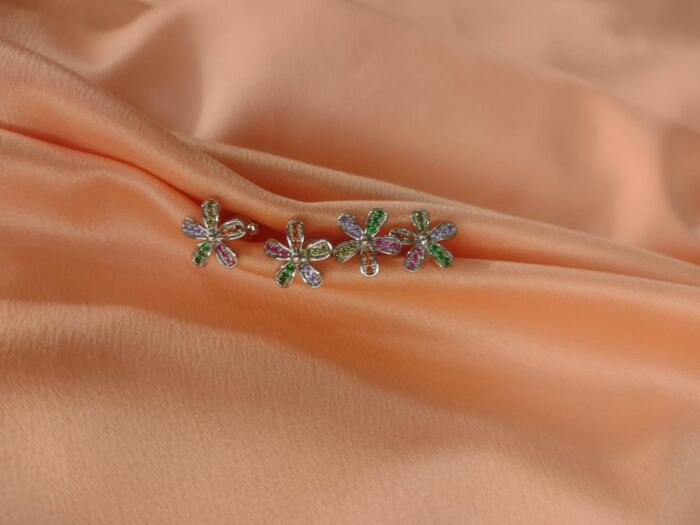 Brinco Flor Cravejado Colorido Banhado A Ouro 18K - Imagem 4