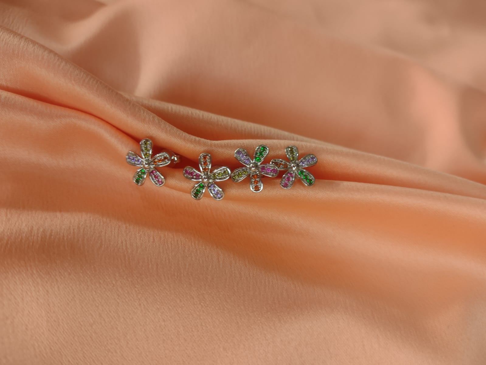 Brinco Flor Cravejado Colorido Banhado A Ouro 18K - Imagem 4