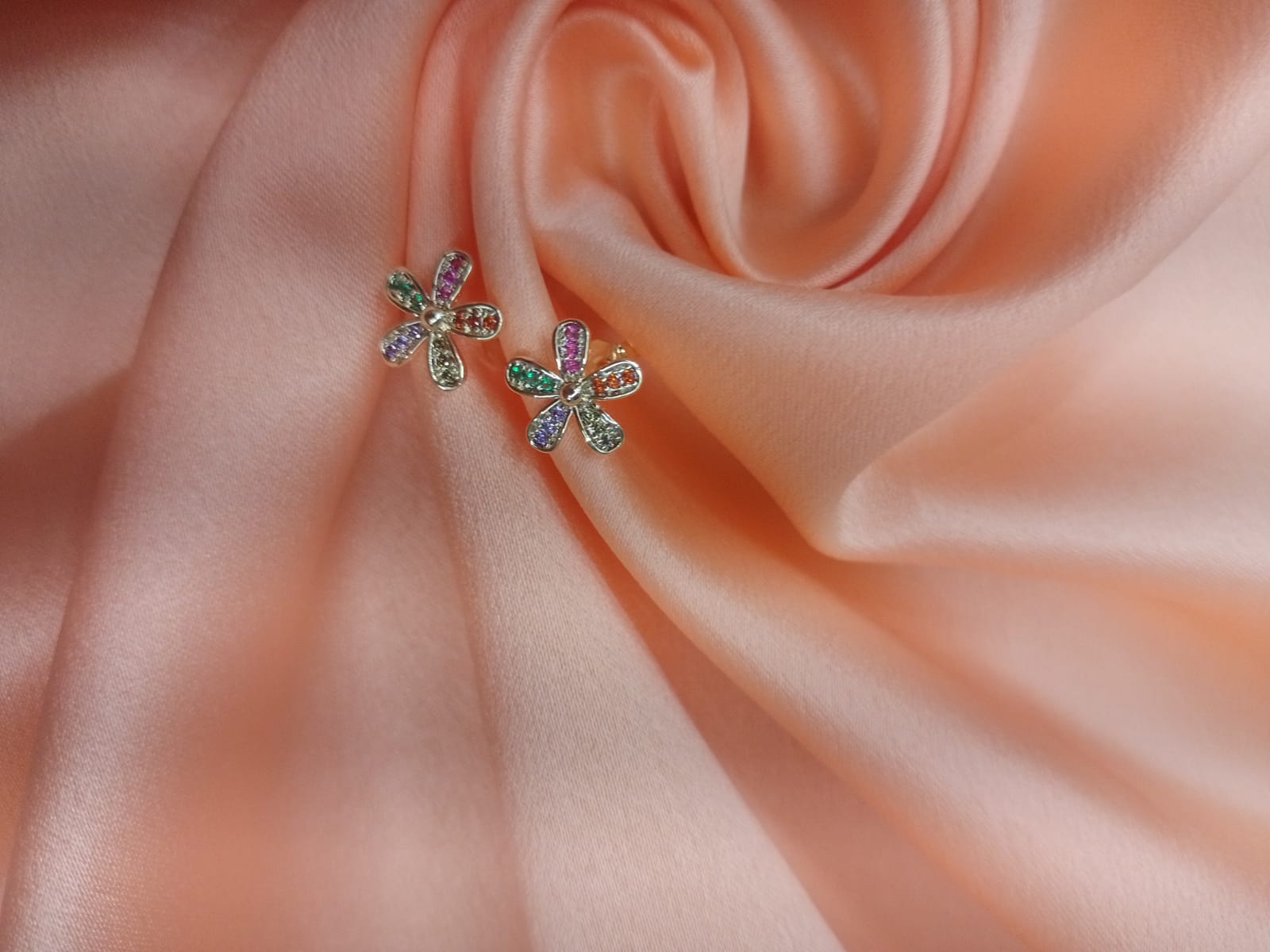 Brinco Flor Cravejado Colorido Banhado A Ouro 18K