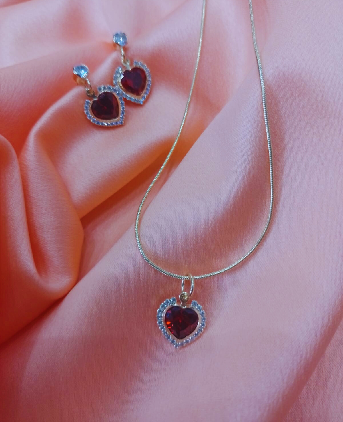 Conjunto Colar e Brinco Coração Zircônia Vermelha – Banhado a Ouro 18K - Imagem 2