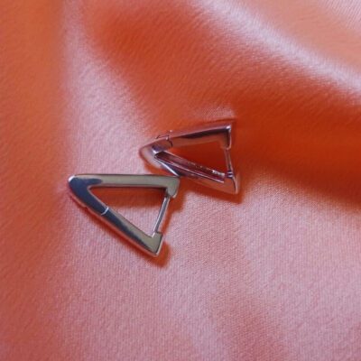 Brinco Click Forma V Banhado a Ródio Branco