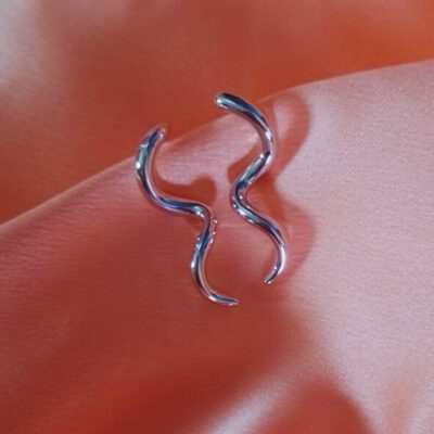 Brinco Torcido Liso Banhado a Ródio Branco