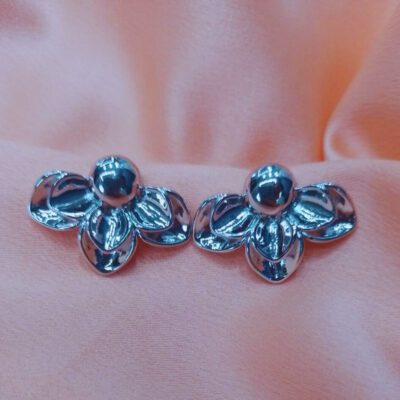 Brinco Meia Flor Invertida Banhado a Ródio Branco