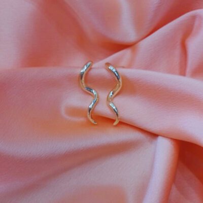 Brinco Torcido Liso Banhado a Ouro 18k
