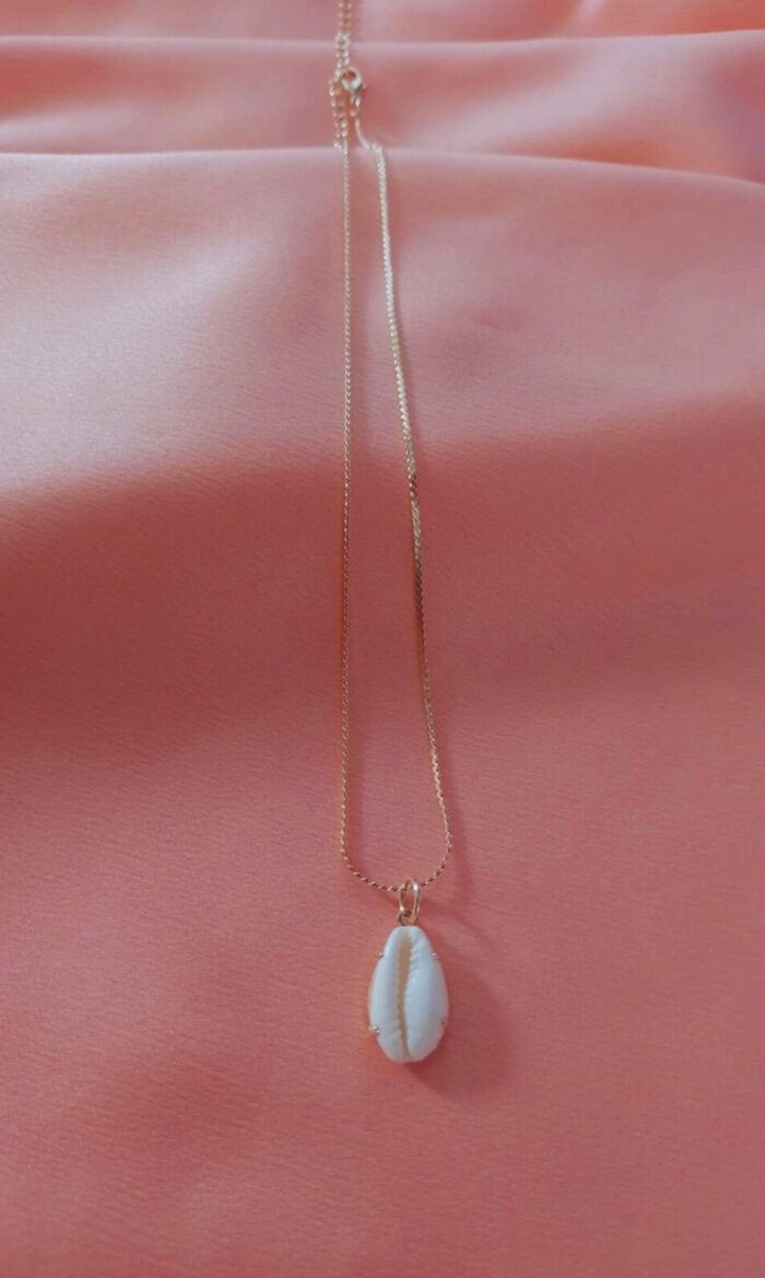 Colar Pingente Concha em Resina Banhado a Ouro 18K