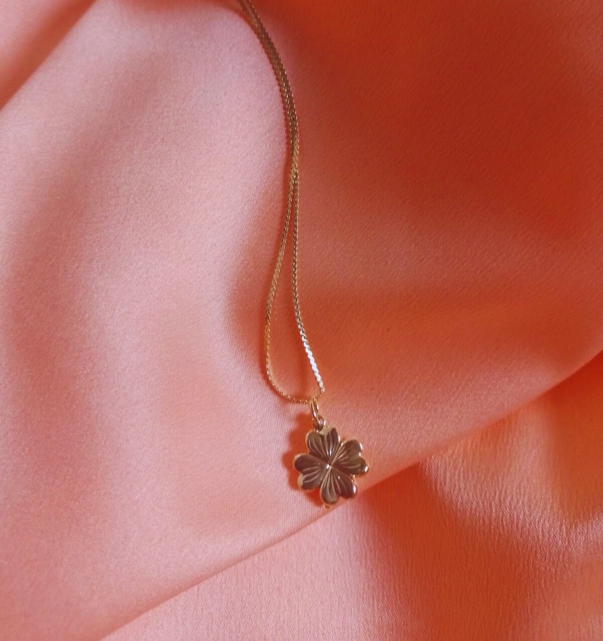 Colar com Pingente de Tervo Banhado A Ouro 18K