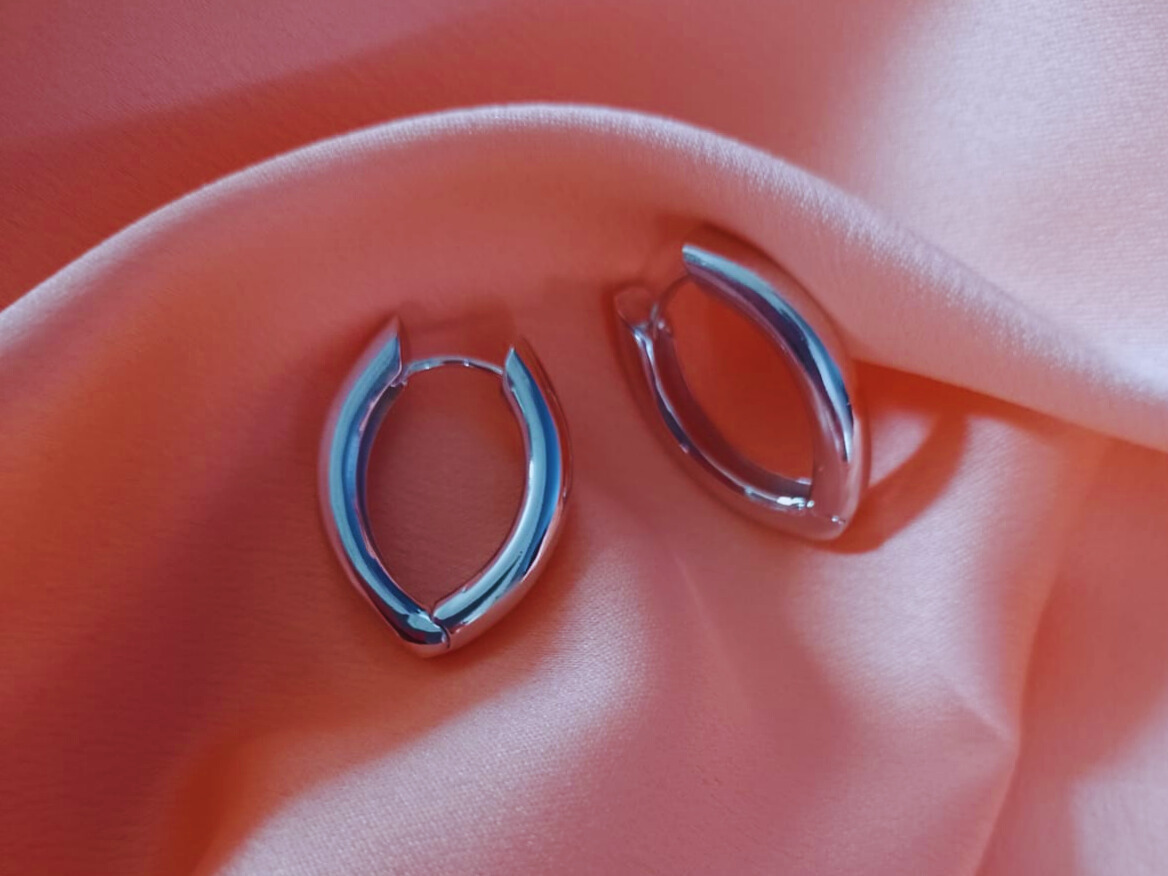 Brinco Argola Gota Tubo Liso Banhado a Ródio Branco - Imagem 2