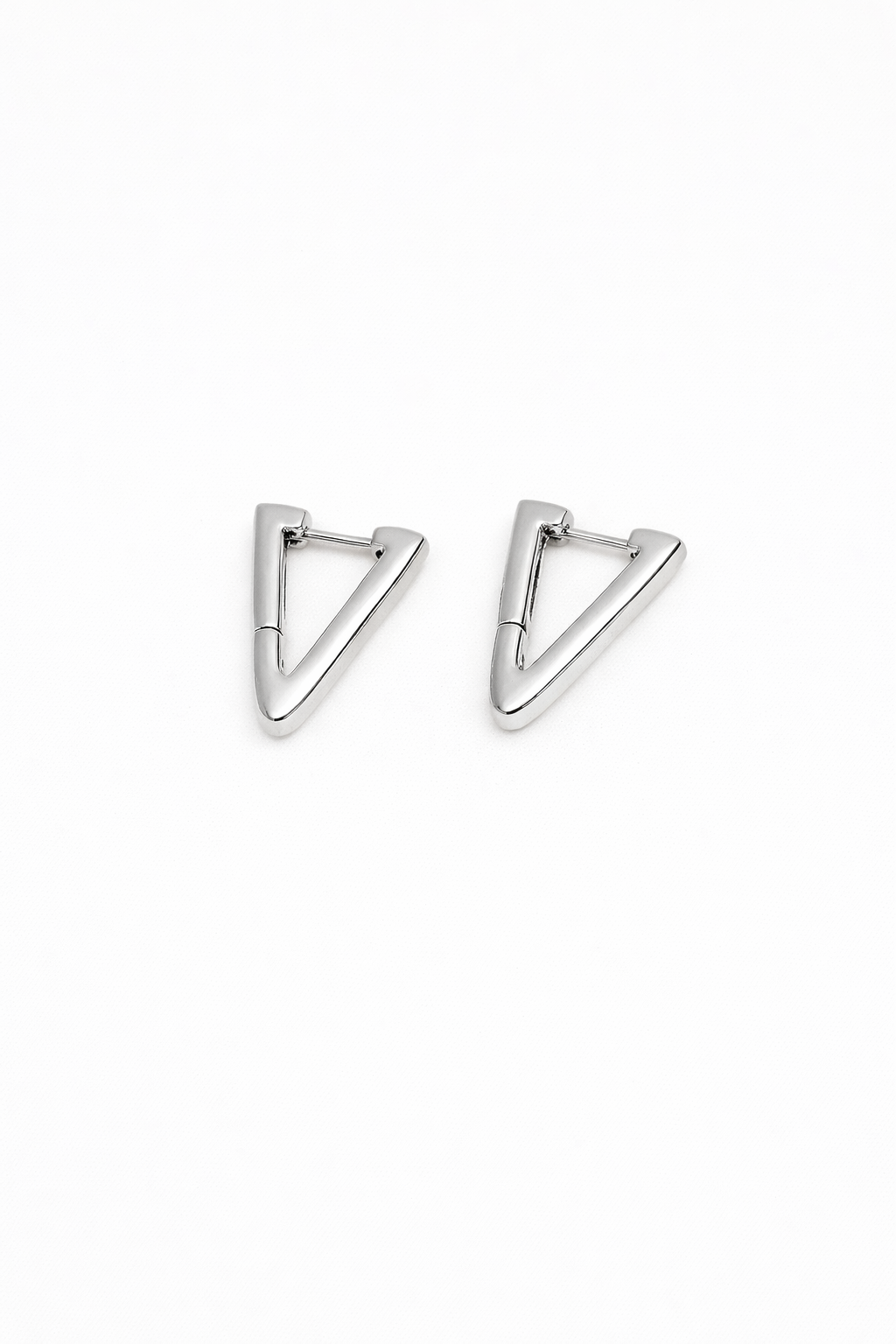 Brinco Click Forma V Banhado a Ródio Branco