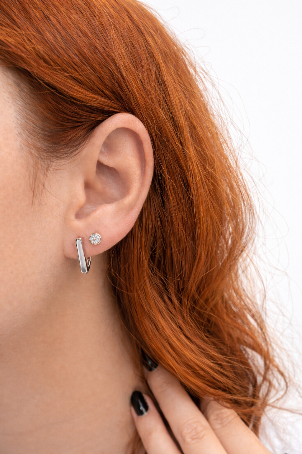 Brinco Click Forma V Banhado a Ródio Branco - Imagem 2