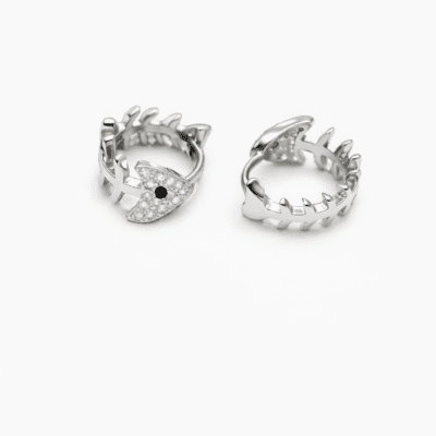 Brinco Click Peixe Cravejado Banhado a Ródio Branco