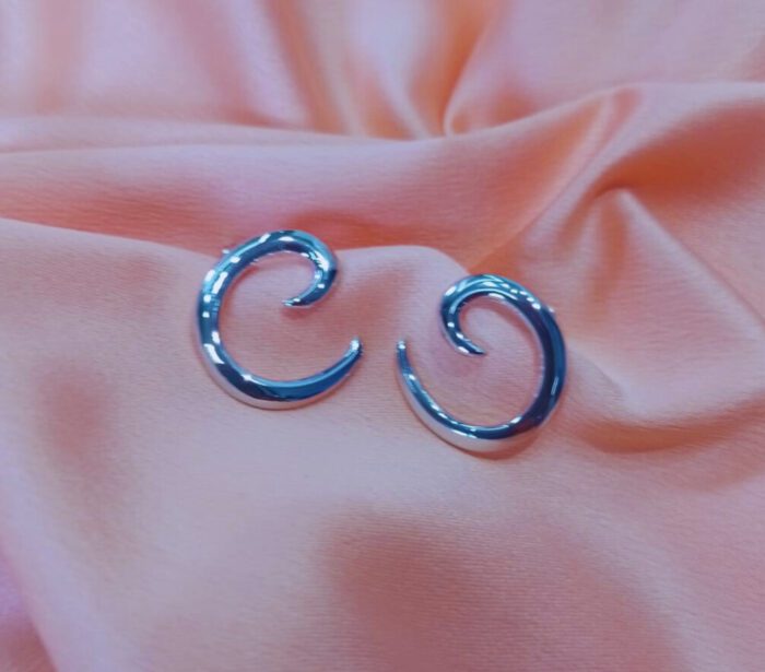 Brinco Caracol Banhado a Ródio Branco