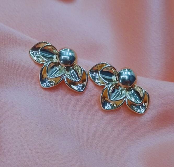 Brinco Meia Flor Invertida Banhado a Ouro 18K