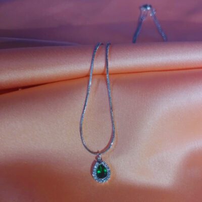 Colar Gota Cravejado com Zircônia Verde Banhado A Ródio Branco