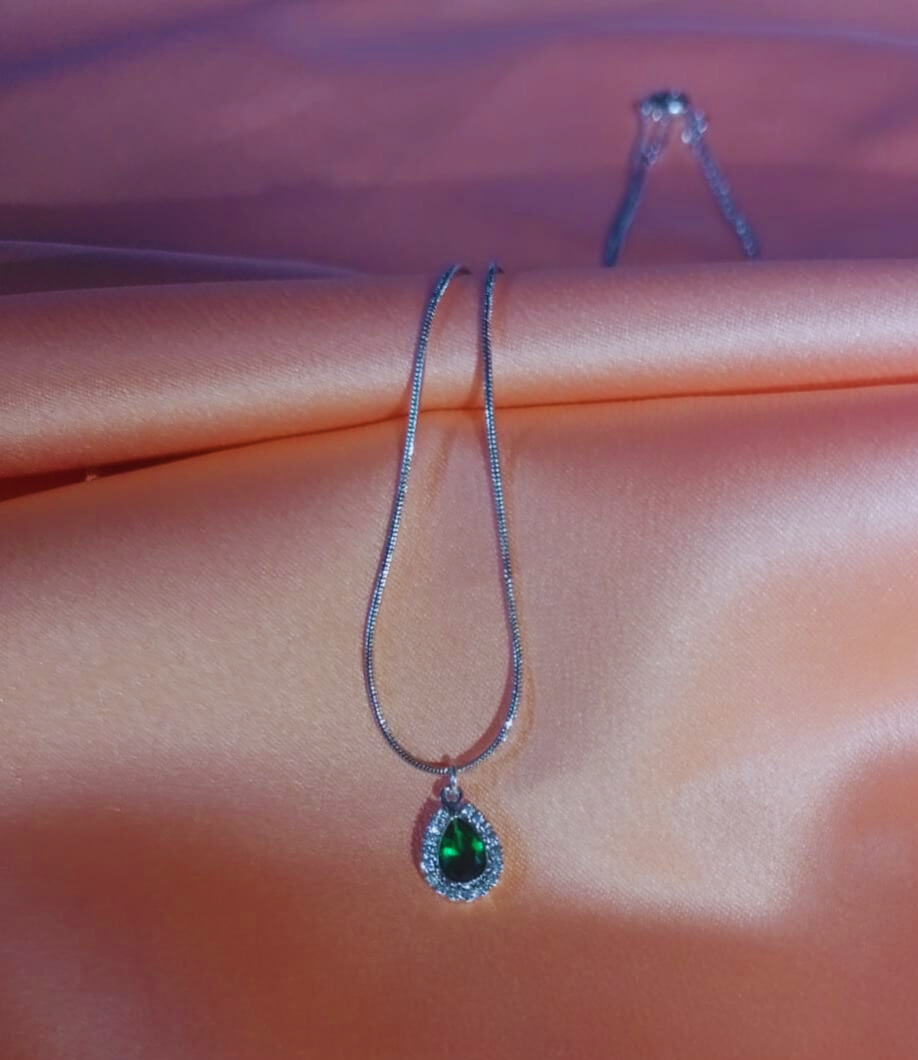 Colar Gota Cravejado com Zircônia Verde Banhado A Ródio Branco