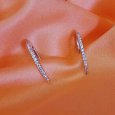 Brinco Ear Hook Cravejado com Zircônia Banhado A Ródio Branco