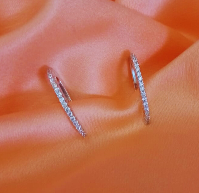 Brinco Ear Hook Cravejado com Zircônia Banhado A Ródio Branco