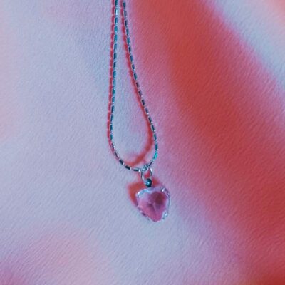 Colar Coração de Vidro Rosa em Ródio Branco