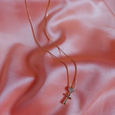 Colar Cruz e Coração Cravejado Banhado a Ouro 18k