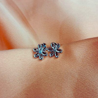 Brinco Flor Ponto de Luz Banhado a Ródio Branco