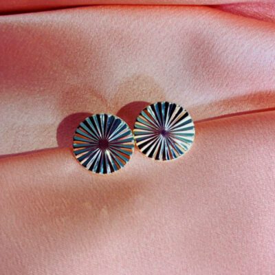 Brinco Medalha Texturizada Banhada a Ródio Branco