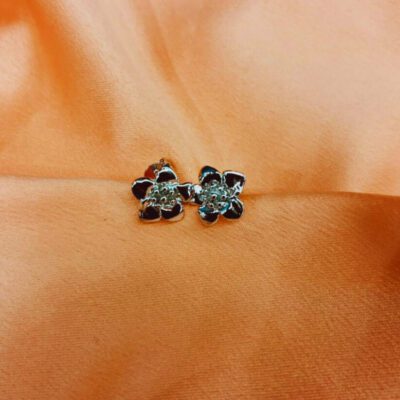 Brinco Flor Pequena Banhado a Ródio Branco