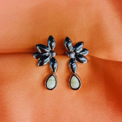 Brinco Flor Resina Off White Banhado a Ródio Branco