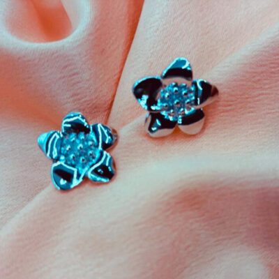 Brinco Flor Médio Banhado a Ródio Branco