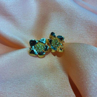 Brinco Flor Pequena Banhado a Ouro 18K