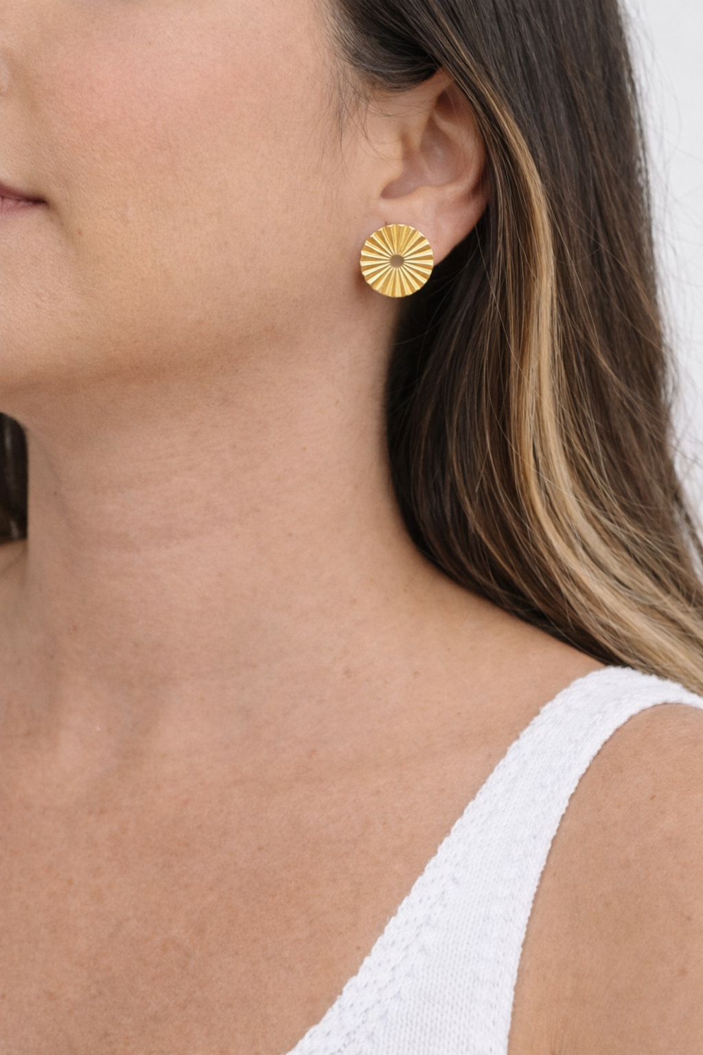 Brinco Medalha Texturizada Banhada a Ouro 18k - Imagem 2