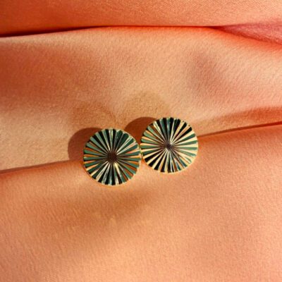 Brinco Medalha Texturizada Banhada a Ouro 18k