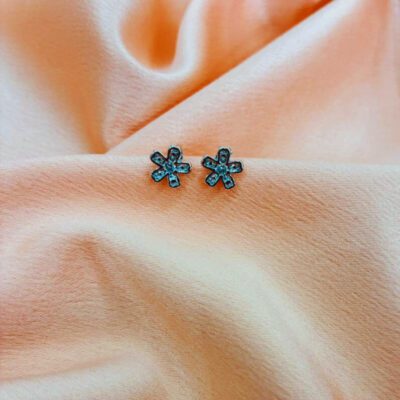 Brinco Mini Flor Banhado a Ródio Branco