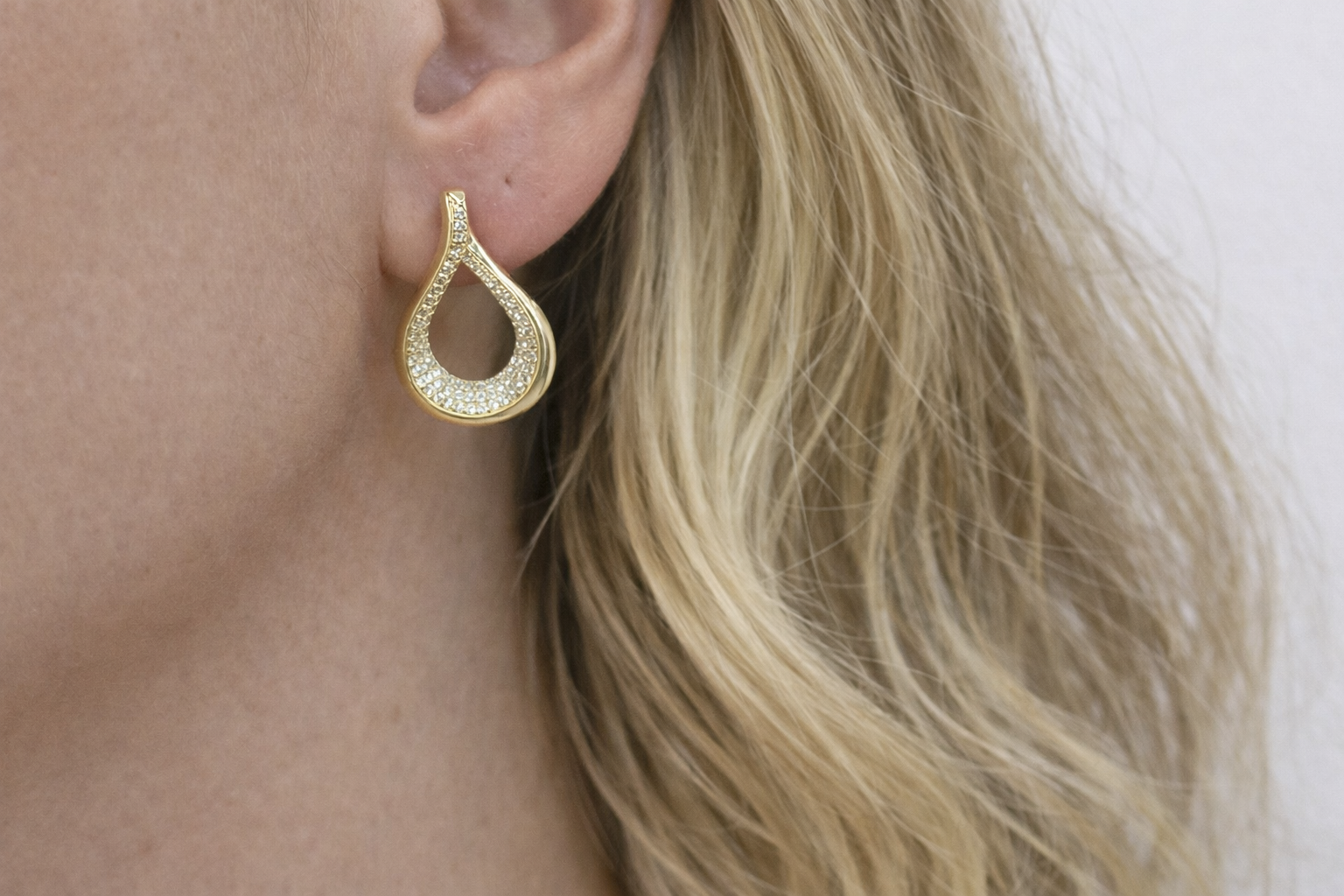 Brinco Gota Vazada Gold Cravejado Banhado Ouro 18K - Imagem 2