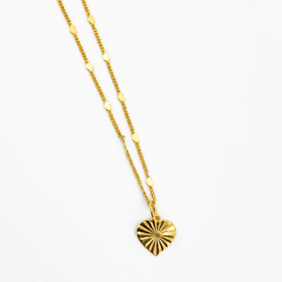 Colar com pingente de coração e com mini corações Banhado Ouro 18K