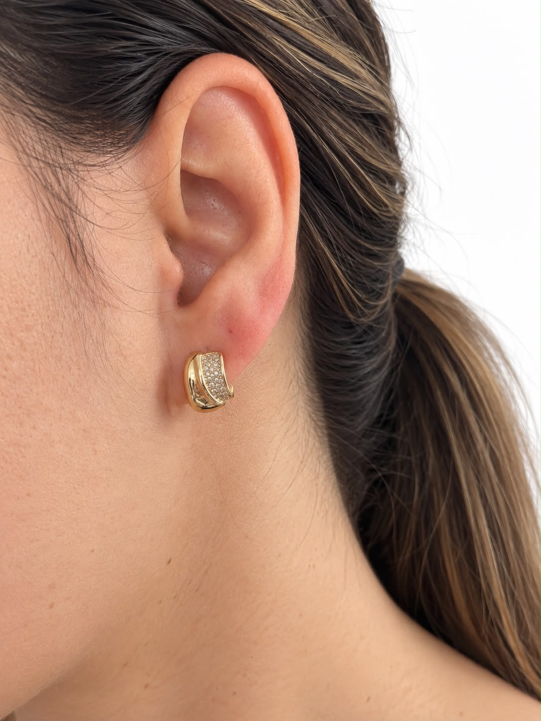 Brinco Meia Argola Mini Cravejado Banhado a Ouro 18k - Imagem 2