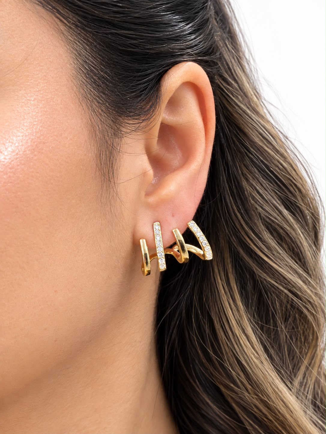 Brinco Curvo com Quatro Fileiras Cravejadas Banhado a Ouro 18k - Imagem 3