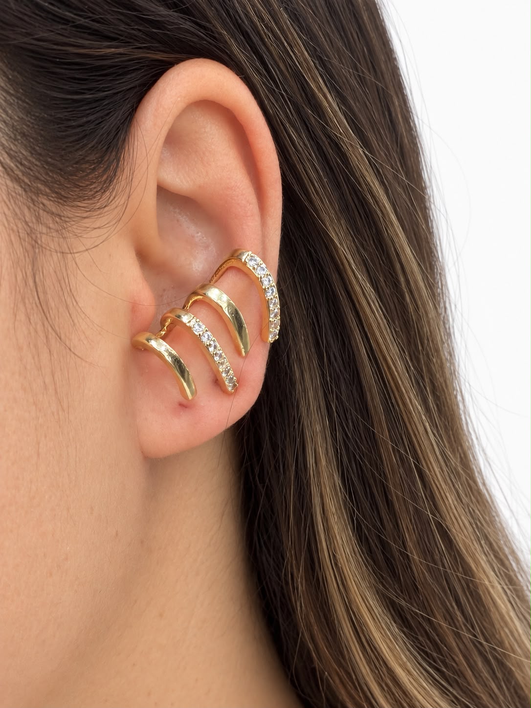 Brinco Curvo com Quatro Fileiras Cravejadas Banhado a Ouro 18k - Imagem 2