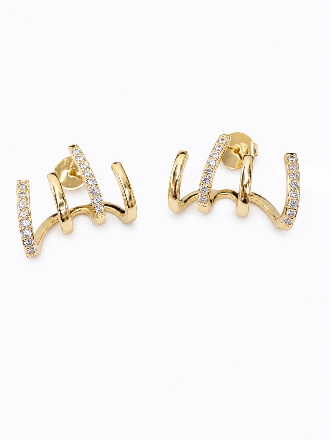 Brinco Curvo com Quatro Fileiras Cravejadas Banhado a Ouro 18k