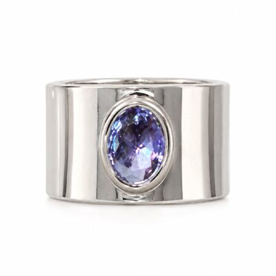 Anel com Kristal Oval Roxos Banhado a Ródio Branco